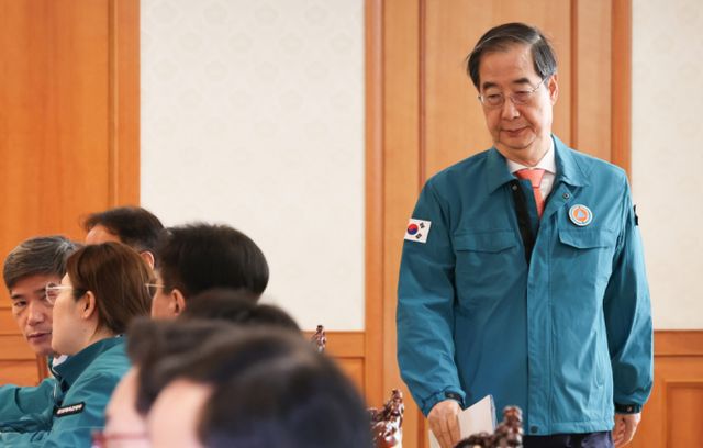 한덕수 국무총리가 1일 서울 종로구 정부서울청사에서 열린 의사집단행동 중앙재난안전대책본부 회의에 참석하고 있다./사진=뉴스1