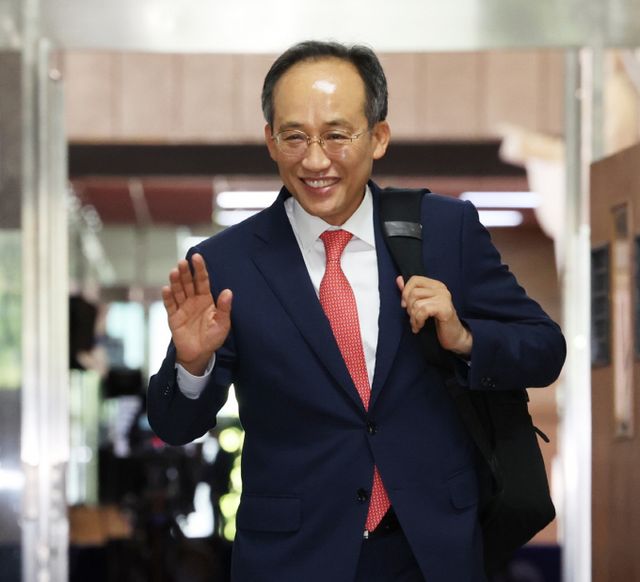 추경호 국민의힘 신임 원내대표가 지난 10일 서울 여의도 국회 원내대표실로 출근하고 있다. /사진=뉴스1