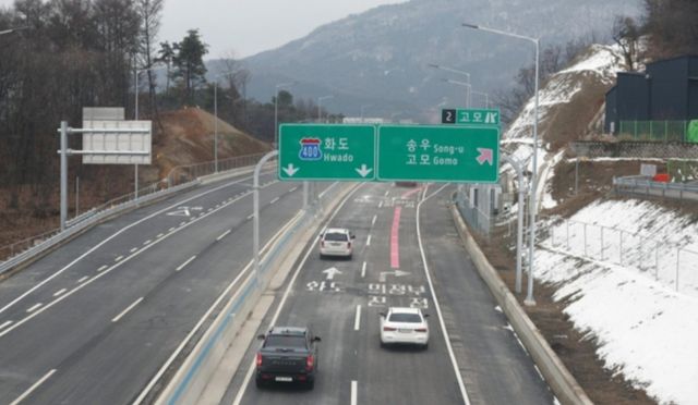 고속도로 분기점에 녹색과 핑크로 나뉜 '색깔 유도선'을 도입해 국민 안전에 기여한 한국도로공사 직원이 13년 만에 국민훈장을 받았다. 사진은 수도권 제2순환 고속도로 중 포천-조안 구간에 분홍색 색깔 유도선이 칠해져 있는 모습. /사진=뉴시스 