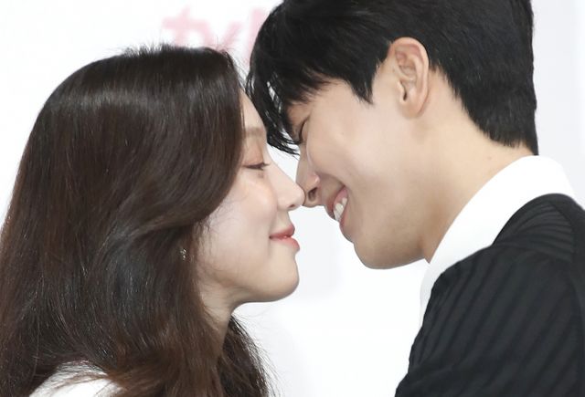 배우 정려원, 위하준이 tvN 토일드라마 '졸업'으로 안방극장을 찾아온다. 사진은 지난 9일 서울 신도림 라마다 호텔에서 열린 tvN 새 토일드라마 '졸업' 제작발표회에 참석한 배우 정려원과 위하준. /진=뉴스1