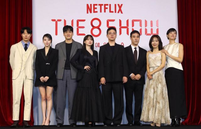 '더 에이트 쇼' 제작발표회에서 배우 류준열과 배성우가 논란에 대해 입을 열었다. 사진은 10일 오전 서울 중구 앰배서더 서울 풀만 호텔에서 열린 넷플릭스 시리즈 '더 에이트 쇼(The 8 Show)' 제작발표회에서 포즈를 취하고 있는 배우 류준열(왼쪽부터), 이열음, 박해준, 천우희, 박정민, 배성우, 문정희, 이주영. /사진= 뉴스1 