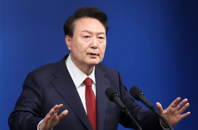 윤석열 대통령의 직무수행 긍정률이 24%, 부정평가 67%로 집계됐다. 사진은 윤 대통령이 지난 9일 서울 용산 대통령실 청사에서 열린 취임 2주년 기자회견에서 출입기자들의 질문에 답하는 모습. /사진=뉴시스