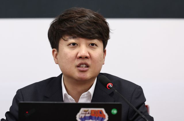 이준석 개혁신당 대표가 윤석열 대통령의 취임 2주년 기자회견에 대해 "다소 늦은 감이 있지만 이런 소통을 강화하는 게 좋다"고 밝혔다. 사진은 이 대표가 10일 서울 여의도 국회에서 열린 최고위원회의에서 모두발언하는 모습. /사진=뉴스1