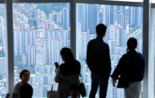 서울시민의 약 40%는 본인 보다 자녀의 사회·경제적 지위가 더 높아질 것으로 내다봤다. 사진은 서울 롯데월드타워 서울스카이를 방문한 관람객들 모습. /사진=뉴시스