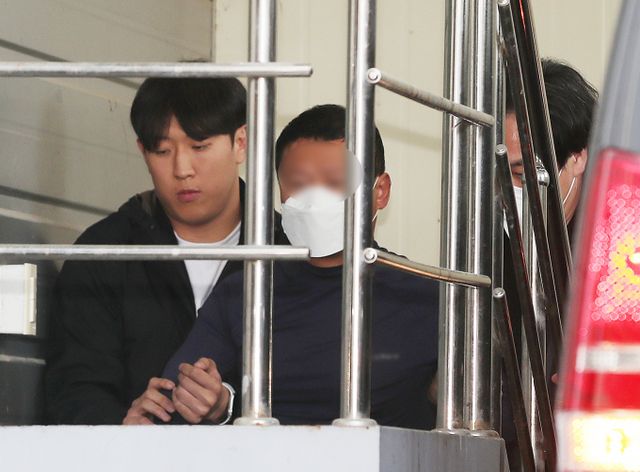 지난 9일 부산지법 앞에서 흉기로 유튜버를 살해한 또 다른 유튜버 A씨가 영장실질심사 참석을 거부했다. 사진은 사건 당시 검거돼 부산 연제경찰서로 압송되던 A씨. /사진=뉴스1