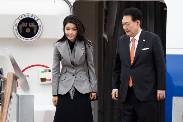 국민 과반 이상이 김건희 여사의 명품백 수수의혹에 대해 특검 수사가 더 적합하다는 의견을 냈다는 여론 조사 결과가 나왔다. 사진은 윤석열 대통령과 김 여사. /사진=뉴스1