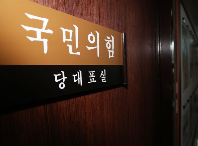 국민의힘 차기 당 대표 적합도 조사에서 유승민 전 의원과 한동훈 전 비상대책위원장이 오차범위 내에서 접전을 벌이는 것으로 나타났다. /사진=뉴스1