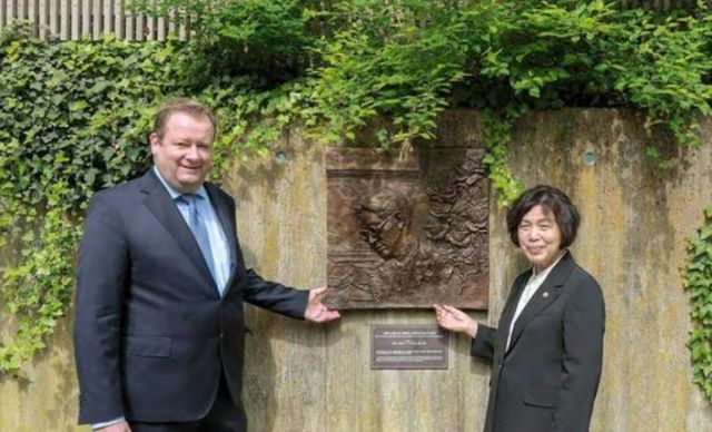 사진은 지난 10일(현지 시각) 독일 그래펠핑 이의경 애국지사 묘를 참배하는 페터 쾨슬러 그래펠핑 시장(왼쪽)과 강정애 국가보훈부 장관. /사진=국가보훈부 제공