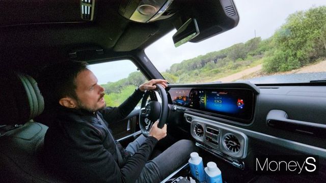 오프로드 체험을 시작하며 올리버 슈니첸씨가 차의 특성에 대해 설명하고 있다. 아직은 빨리 달리기 전. /사진=박찬규 기자