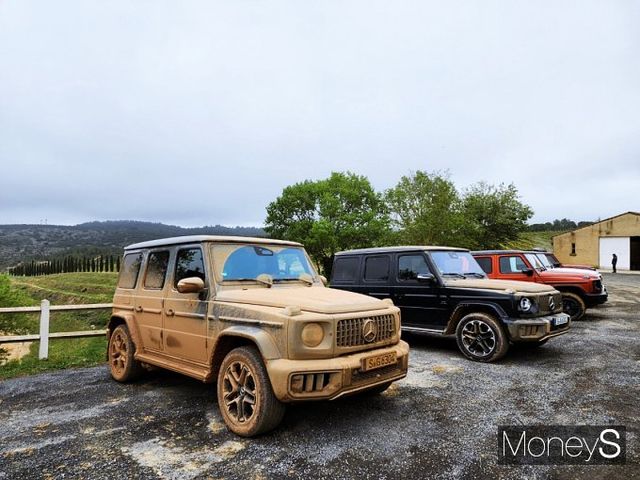오프로드 시승을 마치면 차가 클레이모델처럼 변했다. 진흙을 잔뜩 뒤집어쓴 더 뉴 G-클래스 /사진=박찬규 기자