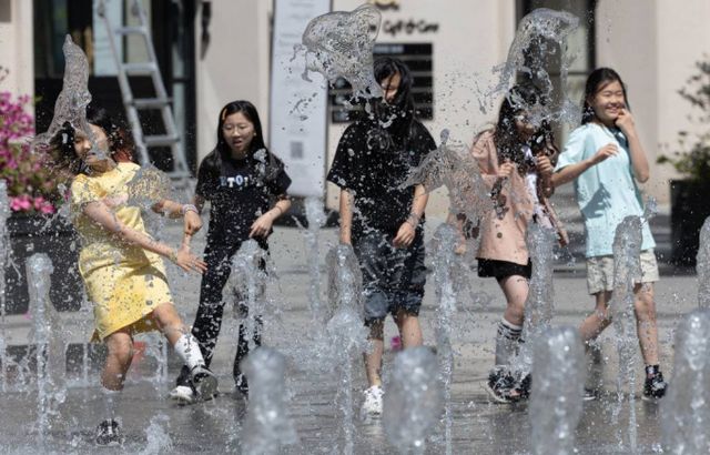 14일 전국이 맑고 미세먼지가 '보통'~'좋음' 수준일 예정이다. 사진은 지난 12일 서울 세종대로 광화문광장 분수대를 찾아 즐거운 시간을 보내고 있는 어린이들. /사진=뉴스1 