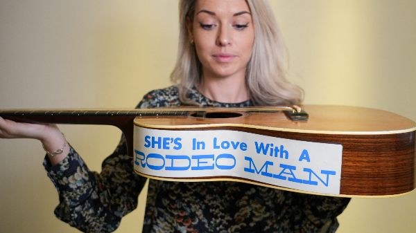 영국 기타리스트 에릭 클랩튼이 사용하던 기타가 경매에 나온다. 사진은 경매에 나올 예정인 클랩튼이 사용하던 기타. /사진=로이터