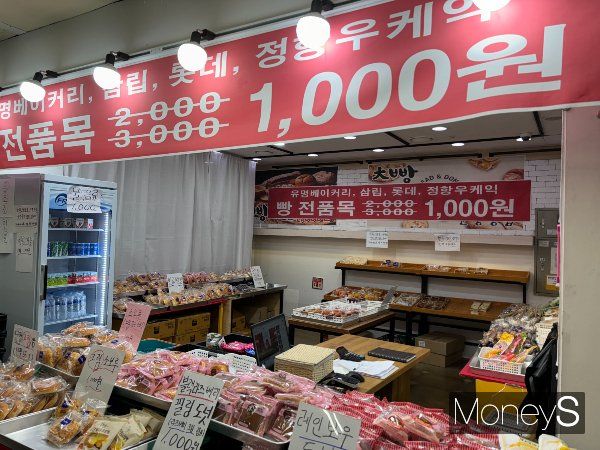 최근 지하철역사에서 '1000원 빵집'을 흔히 발견할 수 있다. 사진은 이대역 개찰구 앞에 위치한 한 '1000원 빵집'의 모습. /사진= 김가현 기자 