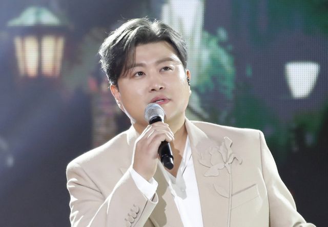 트로트가수 김호중이 교통사고를 내고 달아난 혐의로 경찰 조사를 받고 있다. 사진은 지난달 서울 마포구 상암동 SBS 프리즘타워에서 열린 '트롯뮤직어워즈 2024'에서 '10대 가수상'을 수상한 가수 김호중. /사진=뉴스1
