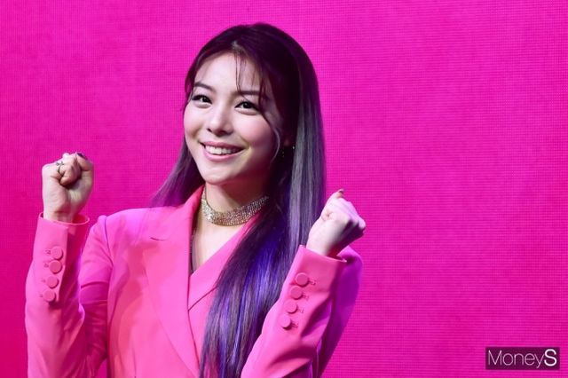  가수 에일리(34)가 결혼을 전제로 열애 중인 연인은 넷플릭스 시리즈 '솔로지옥' 시즌1에 출연한 최시훈(31)으로 드러났다. 사진은 지난 2019년 7월 서울 청담동 일지아트홀에서 열린 두번째 정규앨범 'butterFLY'(버터플라이) 발매 기념 컴백 쇼케이스에 참석한 가수 에일리. /사진=임한별 기자