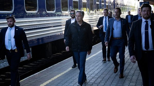 토니 블링컨 미국 국무부 장관이 우크라이나 키이우를 찾았다. 사진은 지난 13일(현지시각) 우크라이나 키이우로 향하는 기차를 타기 위해 폴란드 한 기차역에 도착한 블링컨 장관. /사진=로이터