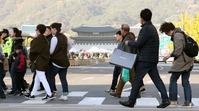 16일 대부분 지역은 비가 내리다가 서쪽 지역부터 차차 맑아질 것으로 보인다. 사진은 서울 광화문 네거리에서 출근길에 나서는 시민들. /사진=뉴스1 