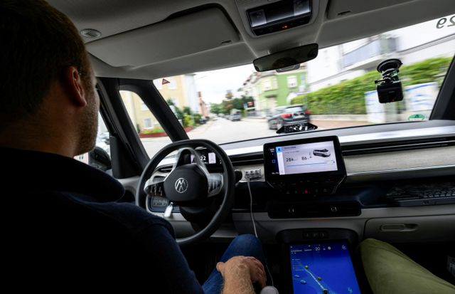 폭스바겐 ID. 버즈(Buzz) 기반의 자율주행차가 테스트 중이다. /사진=로이터