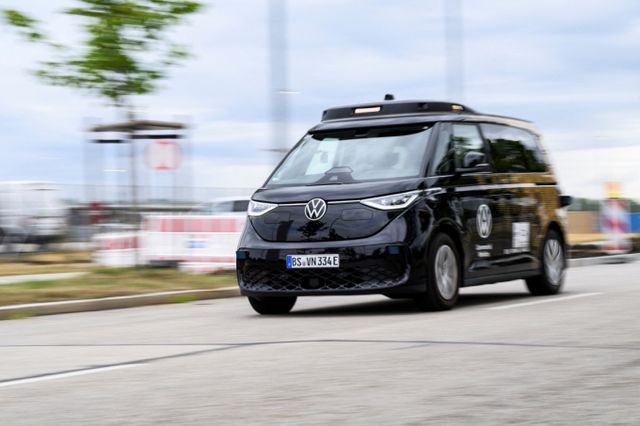 폭스바겐 ID. 버즈(Buzz) 기반의 자율주행차가 테스트 중이다. /사진=로이터