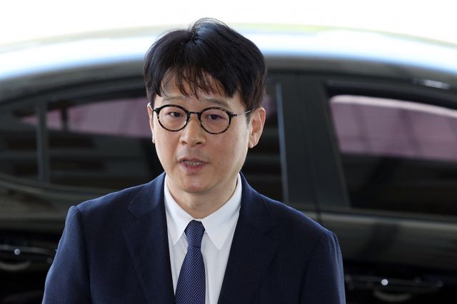 이창수 신임 서울중앙지검 검사장이 '친윤 검사'라는 지적에 대해 입을 열었다. 사진은 16일 오전 서울 서초구 서초동 서울중앙지방검찰청으로 출근해 취재진과 인터뷰를 하고 있는 이창수 서울중앙지검장. /사진= 뉴스1 