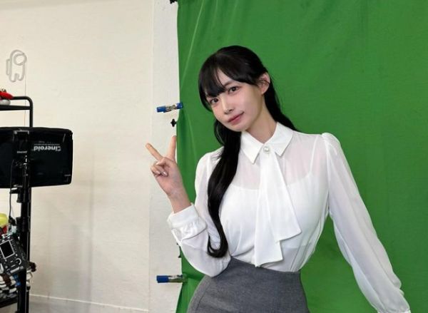 곽민선 아나운서가 행사 진행 중 무대에서 에어샷 축포를 맞아 눈을 다쳤다. 사진은 포즈를 취하는 곽 아나운서. /사진=곽민선 아나운서 인스타그램 캡처