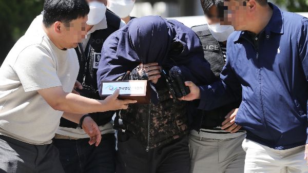 태국 파타야에서 한국 관광객을 납치 살해한 뒤 시신을 유기한 혐의를 받는 용의자들의 신상이 태국 현지 매체에 노출됐다. 사진은 지난 15일 오후 경남 창원 성산구 창원지방법원에서 열린 구속 전 피의자 심문(영장실질심사)에 얼굴을 가린 채 출석하는 피의자. /사진=뉴스1