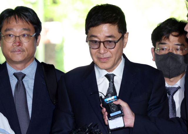 서울중앙지법(남천규 영장전담 부장판사)이 이호진 전 태광그룹 회장에 대한 구속영장을 기각했다. 사진은 지난 16일 구속 전 피의자 심문(영장실질심사)에 출석하는 이 전 회장. /사진=뉴스1