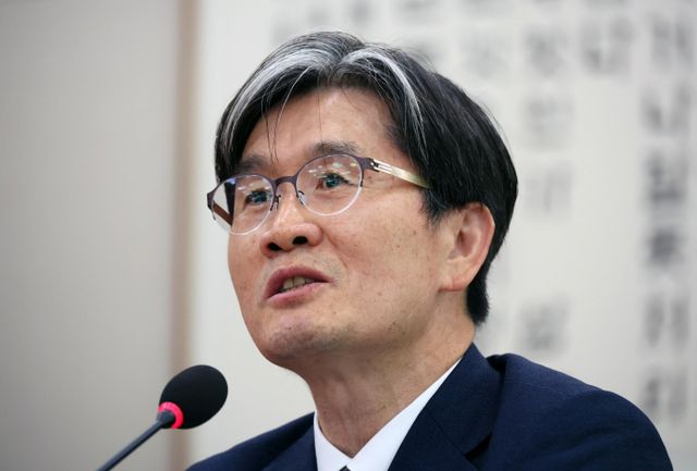 오동운 고위공직자범죄수사처장 후보자가 지난 2004년 판사로 재직 중이었음에도 불구하고 자신의 직업을 자영업으로 기재 후 정치 후원금을 기부한 것에 대해 "실무자가 그렇게 기재한 듯하다"고 밝혔다. 사진은 오 후보자가 17일 서울 여의도 국회에서 열린 법제사법위원회 인사청문회에서 의원 질의에 답변하는 모습. /사진=뉴시스