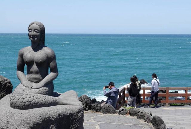 오는 18일 전국이 맑고 일교차가 클 전망이다. 사진은 지난 16일 오후 제주시 용담동 용두암에서 즐거운 시간을 보내고 있는 관광객들. /사진= 뉴시스 