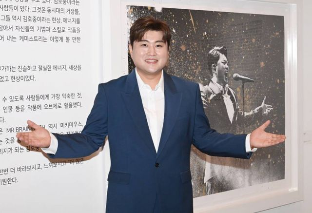 가수 김호중이 뺑소니 논란에 휩싸인 가운데 그의 팬클럽의 기부금이 반환됐다. 사진은 지난 2022년 9월 서울 성동구 성수동 갤러리아포레 더 서울라이티움에서 열린 2022 김호중 展 '별의 노래' 오픈 행사에서 포즈를 취하고 있는 김호중. /사진= 머니투데이 
