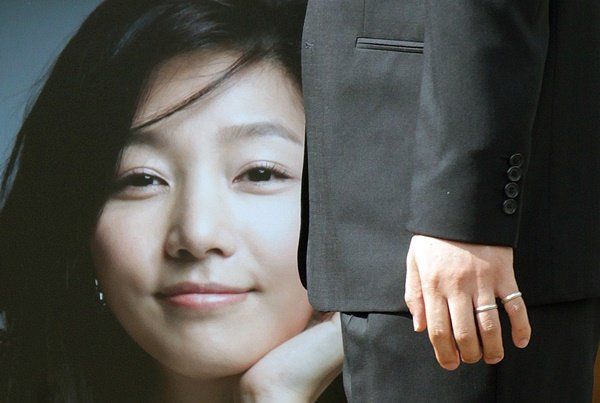 배우 고(故) 장진영의 부친인 장길남 계암장학회 이사장이 별세했다. 향년 89세. 사진은 지난 2010년 9월 故 장진영 사망 1주기인 1일 오전 경기도 분당 스카이캐슬 추모공원을 찾은 남편 김영균씨. /사진=스타뉴스