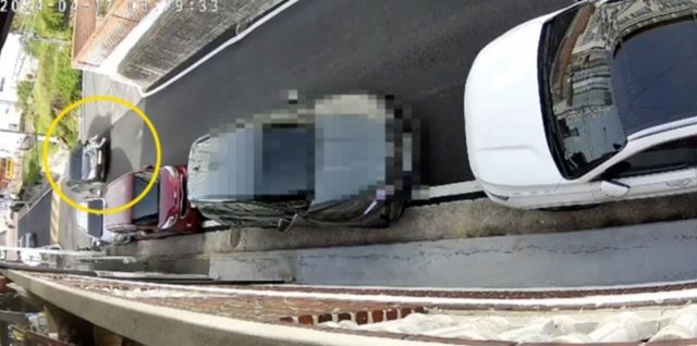 골목길에서 초등학생을 친 차량이 멈추지 않고 가속하며 역과되는 사고가 발생했다. 사진은 해당 차량의 모습. /사진= 온라인 커뮤니티 캡처 