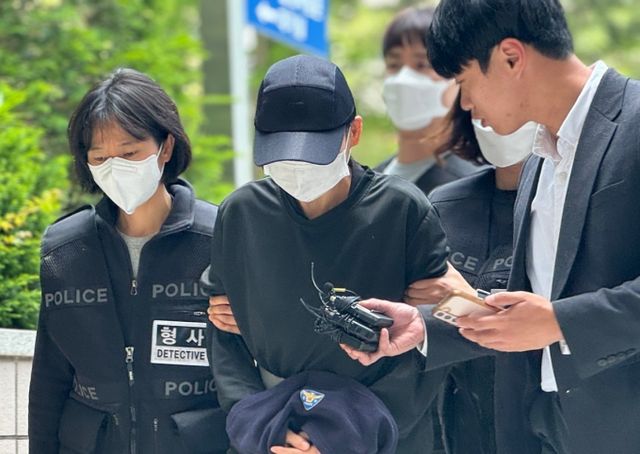 아동복지법상 아동학대 혐의를 받는 50대 여성 교인 A 씨가 18일 오후 인천 미추홀구 인천지법에서 열린 구속 전 피의자심문(영장실질심사)에 출석하고 있다. /사진=뉴스1 