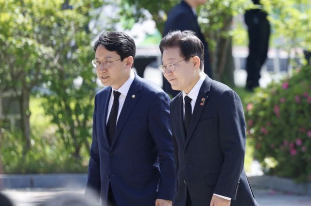 이재명 더불어민주당 대표가 18일 페이스북을 통해 5·18 정신의 헌법 전문 수록 추진 의지를 강조했다. 사진은 이날 5·18민주화운동 제44주년 기념식에 참석하는 이 대표(오른쪽). /사진=뉴스1