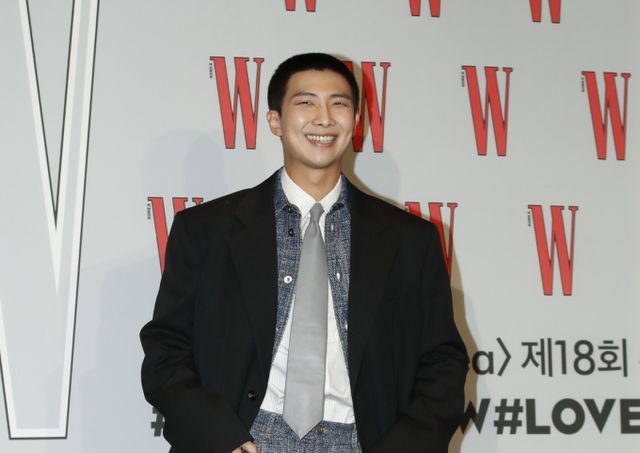 방탄소년단(BTS) RM의 솔로 2집 선공개곡이 인기를 끌고 있다. 사진은 지난해 11월 ‘제18회 유방암 인식 향상 캠페인 자선 행사’에 참가한 RM. /사진=뉴스1