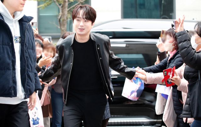 정서주와 이찬원이 달라진 인기에 대해 언급한다. 사진은 팬들의 환호에 호응하는 이찬원. /사진=뉴스1