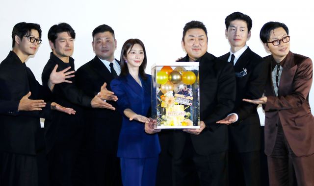 배우 김도건(왼쪽부터)과 이지훈, 허명행 감독, 이주빈, 마동석, 김무열, 이동휘가 16일 오후 서울 강남구 메가박스 코엑스에서 열린 영화 '범죄도시4' 흥행 감사 쇼케이스에서 포즈를 취하고 있다./사진=뉴스1