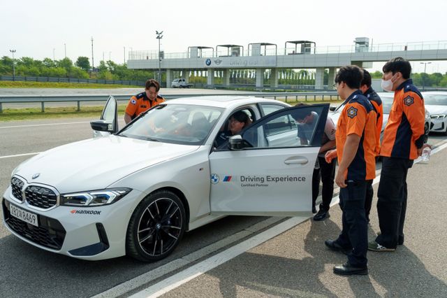 BMW 드라이빙 센터 인천지역 소방서 구급대원 대상 주행 교육 진행/사진=BMW코리아