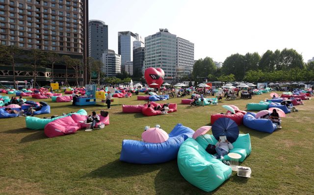 오는 21일은 전국이 대체로 맑을 것으로 관측된다. 사진은 지난 17일 서울광장에서 시민들이 독서와 휴식시간을 갖는 모습. /사진=뉴시스