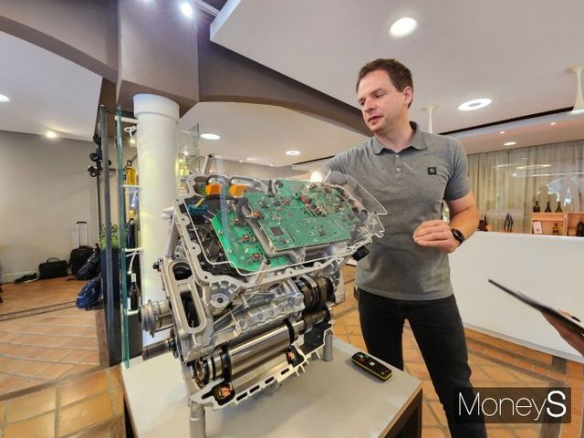  울스퇴거 총괄이 모터의 구동방식에 대해 설명 중이다. /사진=박찬규 기자