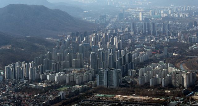  지난 2022년 기준 부동산 임대소득을 신고한 서울 거주자는 35만9000여명이며 이들의 부동산 임대소득은 총 8조6459억원으로 조사됐다. 사진은 서울시내 한 아파트 밀집 지역. /사진=뉴스1