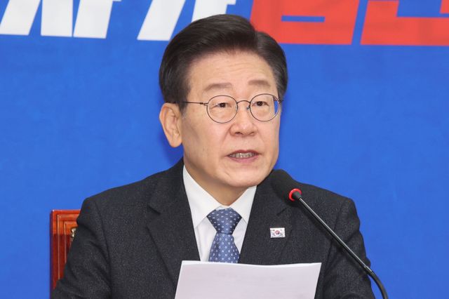 이재명 더불어민주당 대표가 정부와 여당을 향해 민생회복지원금 협의를 강조했다. 사진은 이 대표가 20일 서울 여의도 국회에서 열린 최고위원회의에서 발언하는 모습. /사진=뉴시스 