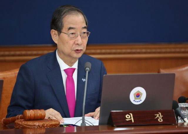 한덕수 국무총리가 21일 국무회의에서 채상병 특검법 재의요구안(거부권)을 의결하며 "오늘(21일) 국무회의에서는 국무위원들과 함께 본 법안에 대한 국회 재논의를 요구하는 안건을 심의하고 그 결과를 대통령께 건의하겠다"고 밝혔다. 사진은 한 총리가 21일 서울 종로구 정부서울청사에서 열린 국무회의에서 발언하는 모습. /사진=뉴스1