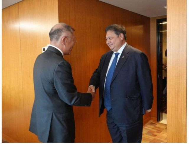 정의선 회장과 아이르랑가 하르타르토 장관이 만났다. /사진=아이르랑가 하르타르토 장관 페이스북 갈무리 