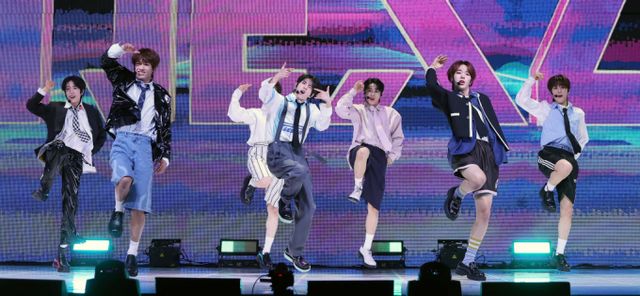 신인 보이그룹 넥스지(NEXZ)가 20일 오후 서울 광진구 예스24 라이브홀에서 열린 데뷔 싱글 앨범 ‘Ride the Vibe’(라이드 더 바이브) 발매 기념 쇼케이스에서 열정적인 무대를 펼치고 있다./사진=뉴스1 /사진=(서울=뉴스1) 김진환 기자