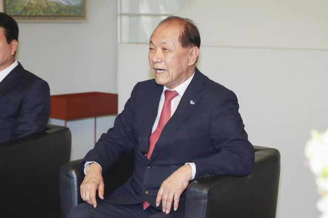 황우여 국민의힘 비상대책위원장이 지난 21일 이명박 전 대통령을 예방한 것에 이어 23일 문재인 전 대통령을 만난다. 사진은 황 위원장이 지난 21일 서울 강남구 이명박 전 대통령 사저를 찾아 이 전 대통령과 대화하는 모습. /사진=뉴시스(국민의힘 제공) 