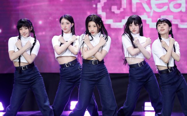 아일릿 소속사 빌리프랩이 어도어 민희진 대표를 상대로 고소장을 제출했다. 사진은 지난달 서울 마포구 상암동 SBS 프리즘타워에서 열린 생방송 SBS M '더쇼'에서 화려한 무대를 선보인 걸그룹 아일릿. /사진=뉴스1