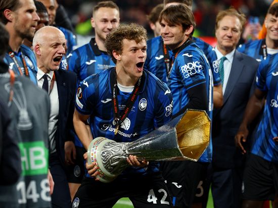 아탈란타가 23일 오전(한국시각) 레버쿠젠을 꺾고 유로파리그 우승을 차지했다. 사진은 우승컵을 들고 환호하는 아탈란타 선수들. /사진=로이터