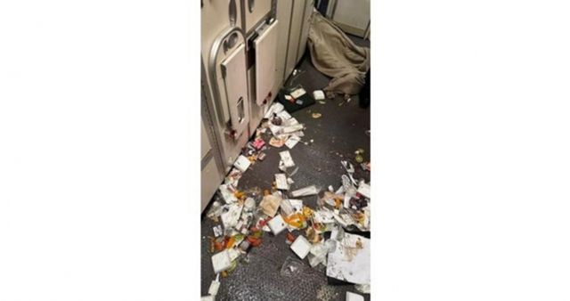 싱가포르로 향하던 비행기가 난기류를 만나 급추락하면서 비행체가 심하게 흔들렸다. 아수라장이 된 내부 모습. /사진=엑스(X·옛 트위터)