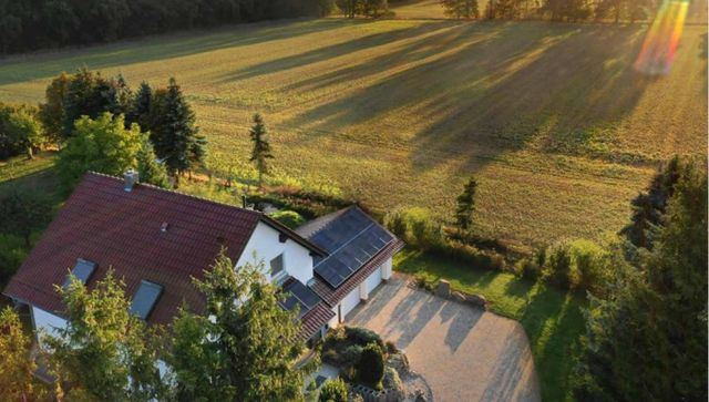 한화솔루션 큐셀 부문(한화큐셀) 자회사 엔핀이 2억5000만달러(약 3500억원) 규모 자산유동화증권(ABS) 매각에 성공했다. 사진은 한화큐셀의 주택용 에너지 솔루션이 설치된 미국 주택 전경. /사진=한화큐셀